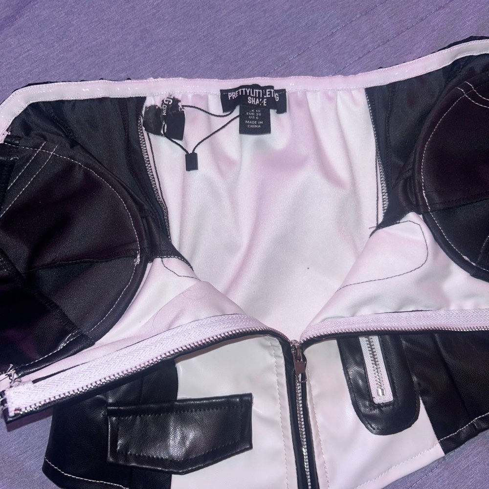 PrettyLittleThing Black and White Crop Top - Picture 3 of 4
